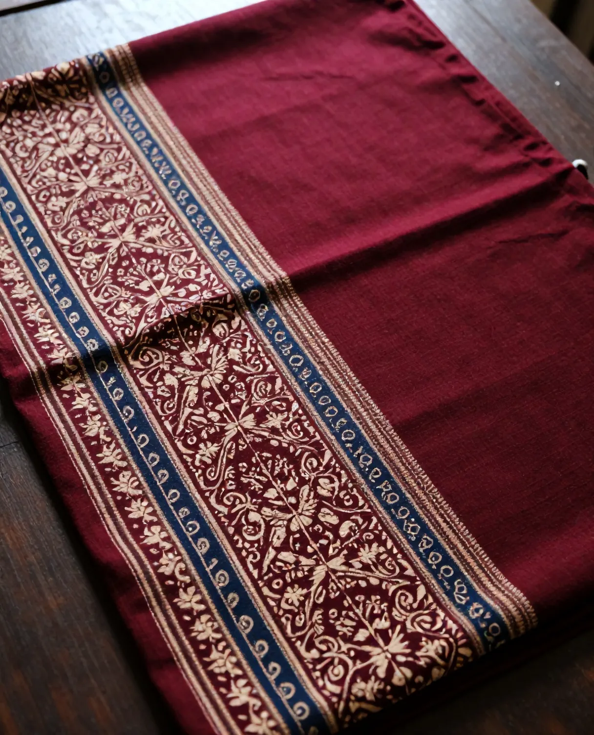 Kain batik terlipat dilihat dari atas, bidang polos bertemu bidang bermotif