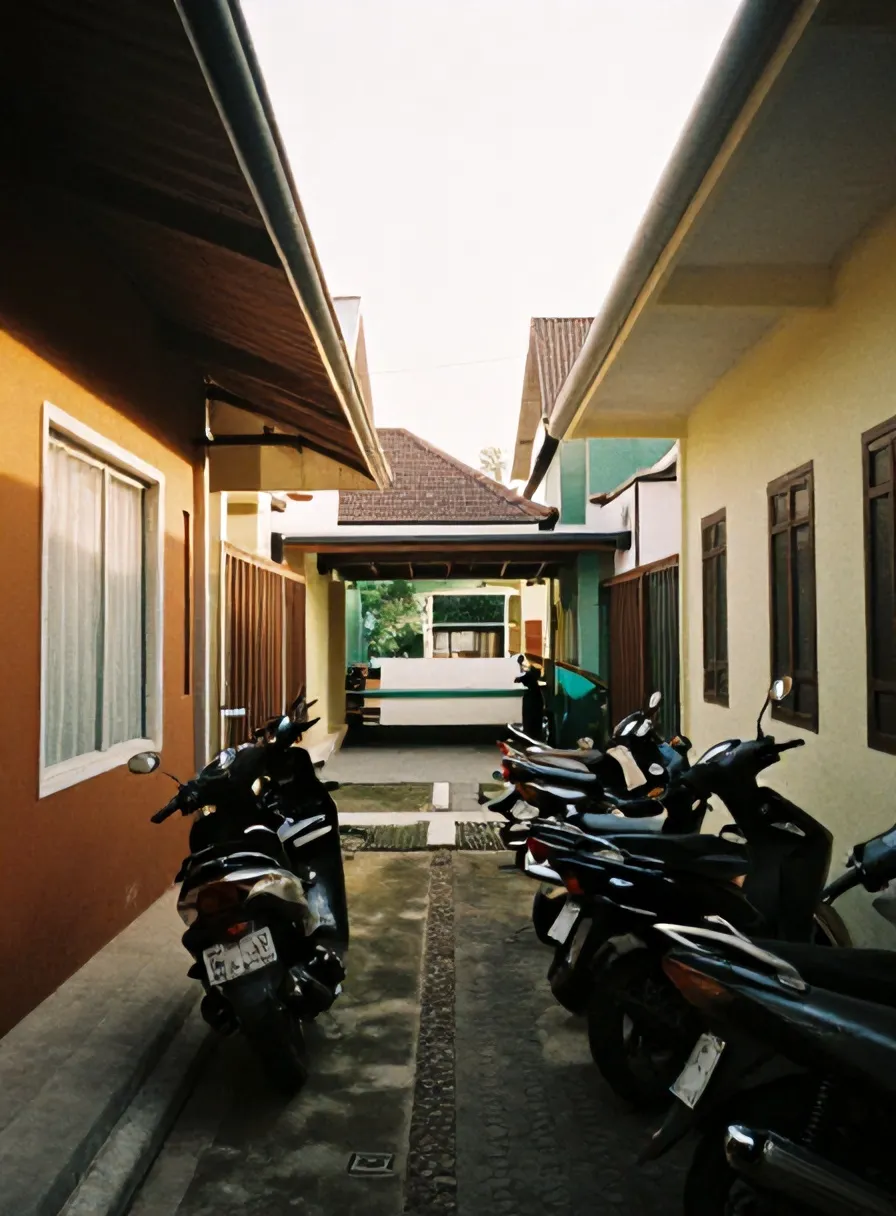 Gang menuju Stasiun Pondok Cina dengan rumah dua lantai dan motor terparkir