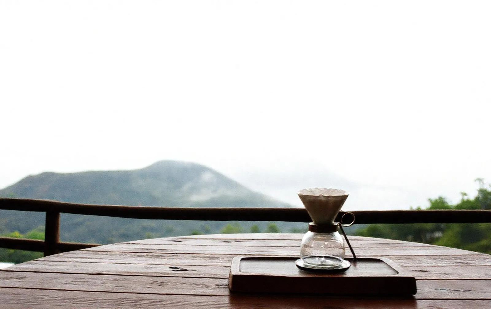 V60 menyeduh kopi di meja teras dengan lereng Merapi di belakang