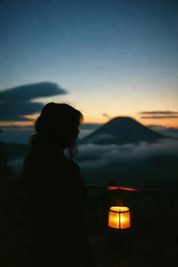 Teras kedai menghadap lereng Merapi saat senja