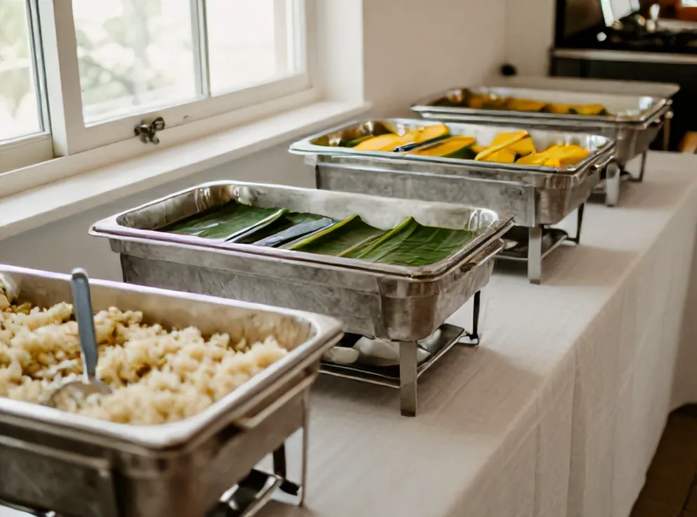 Prasmanan dengan chafing dish aluminium di meja berkain putih pada pernikahan kecil