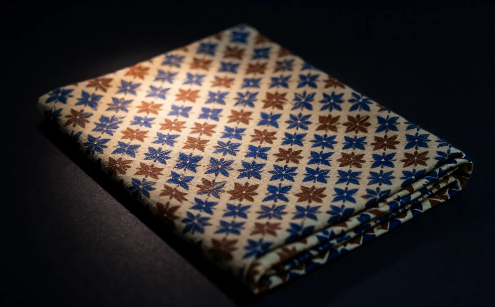 Detail motif Jlamprang: bintang delapan sudut berulang, indigo dan cokelat soga