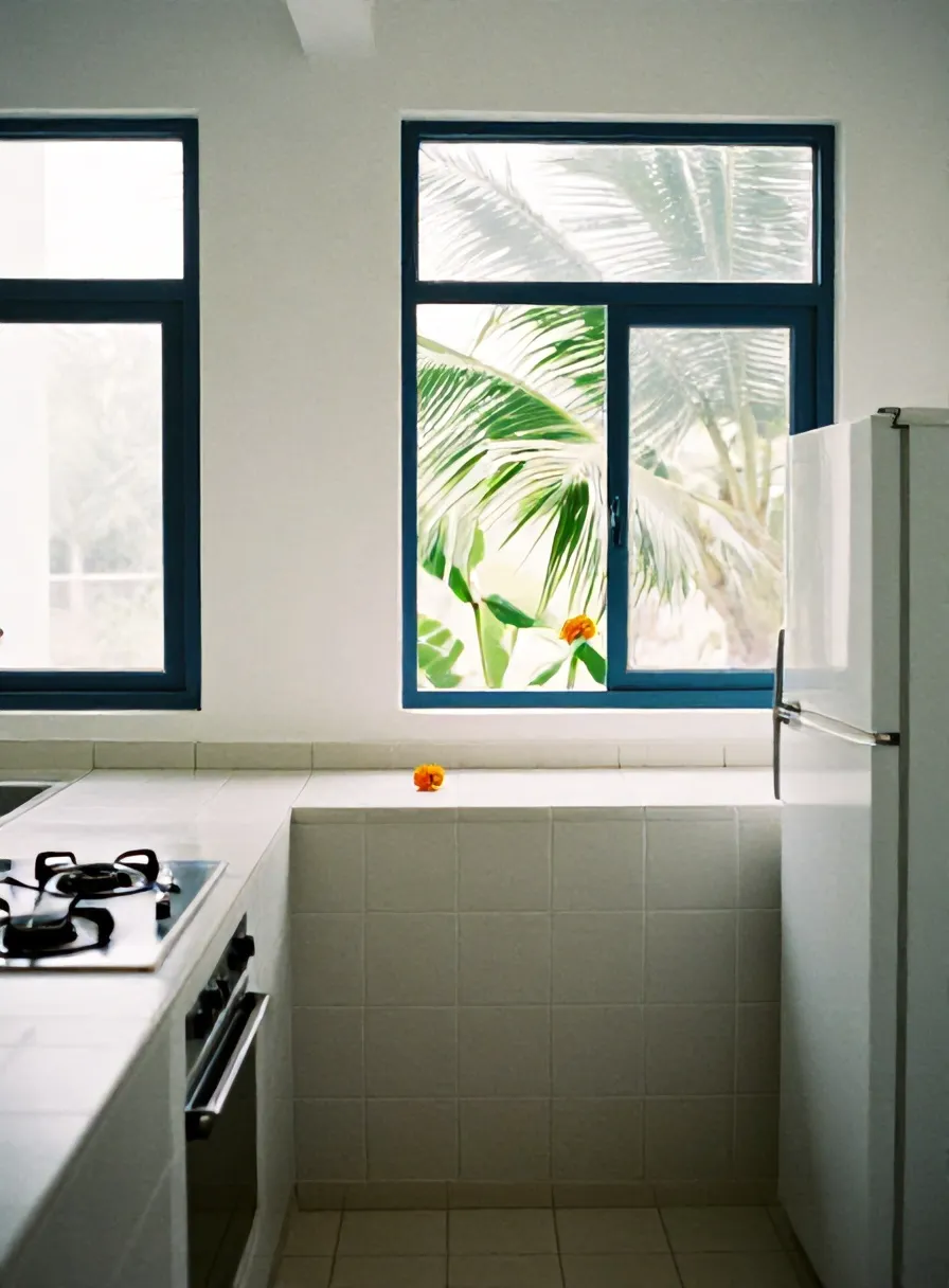 Dapur bersama dengan kompor dua tungku dan kulkas bersama