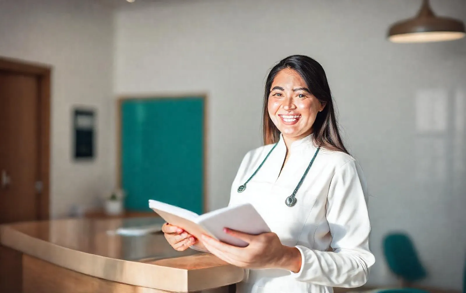 Petugas klinik mencatat jadwal