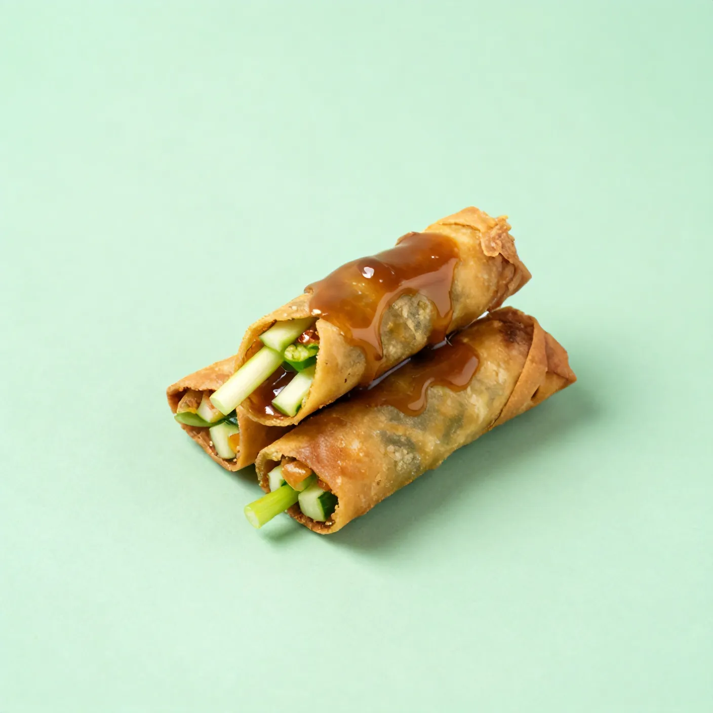 Lumpia Semarang goreng keemasan dengan saus kental, acar, cabai hijau dan daun bawang