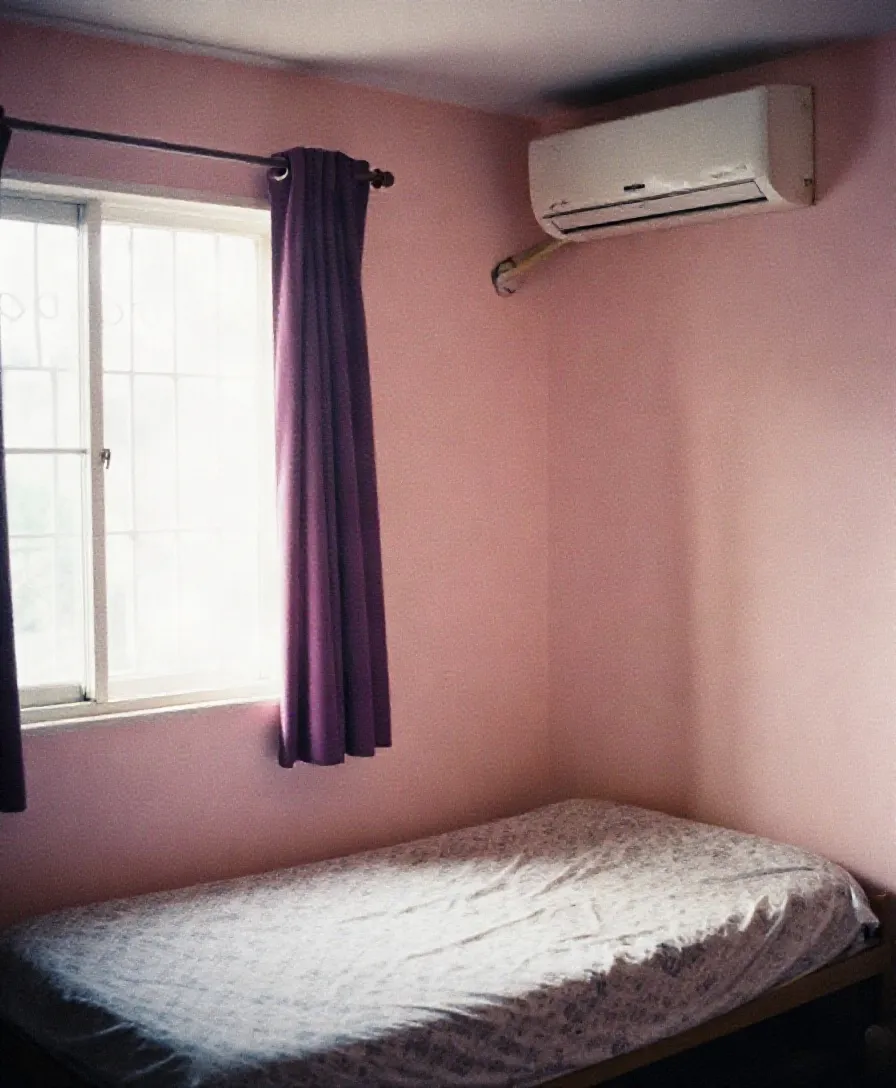 Kasur dan AC di kamar kos