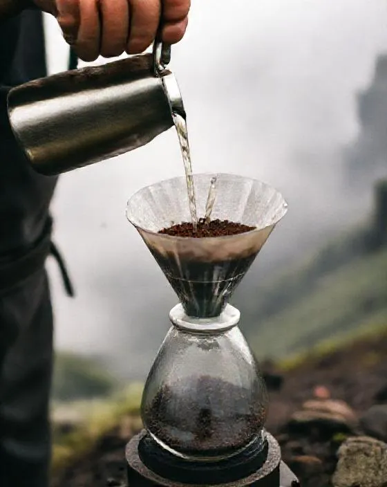 Air panas dituang ke bubuk kopi di V60
