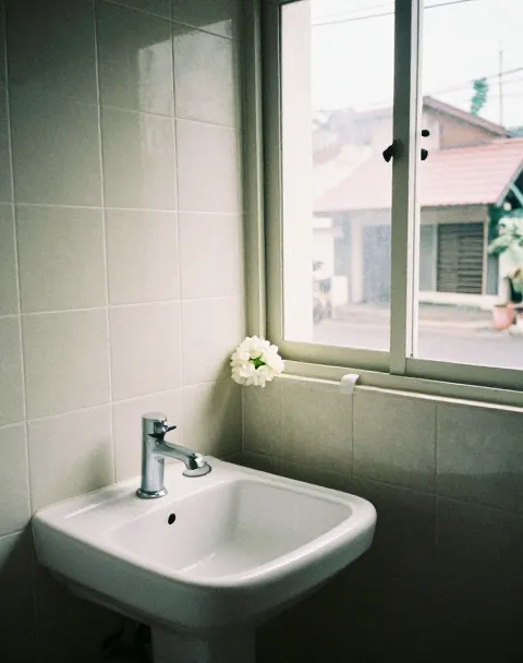 Kamar mandi dalam kamar kos