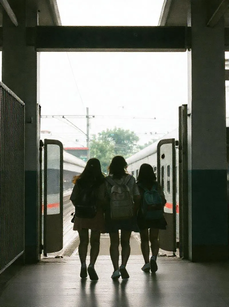 Pintu keluar Stasiun Pondok Cina saat pagi