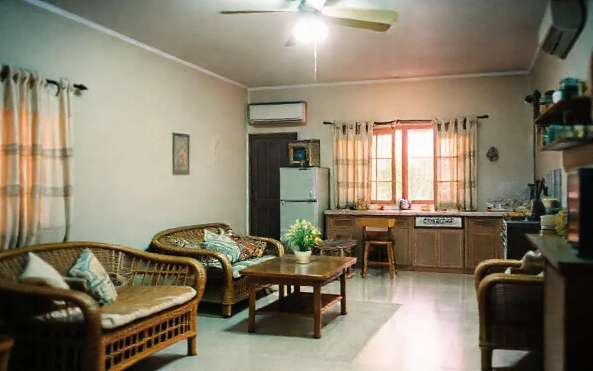 Ruang tamu dan dapur bersama pada malam hari