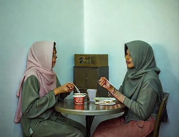 Penghuni makan bersama di dapur