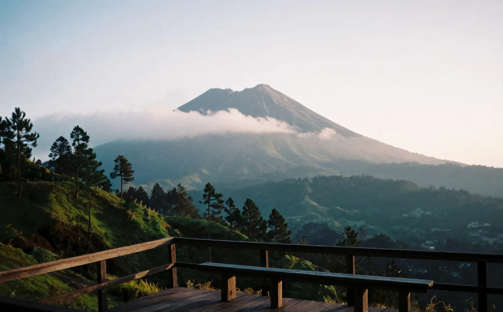 Merapi di sore hari dengan awan tipis di puncaknya, dilihat dari teras kedai