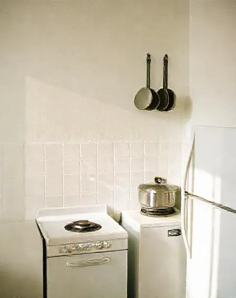 Dapur bersama dengan kompor dan kulkas