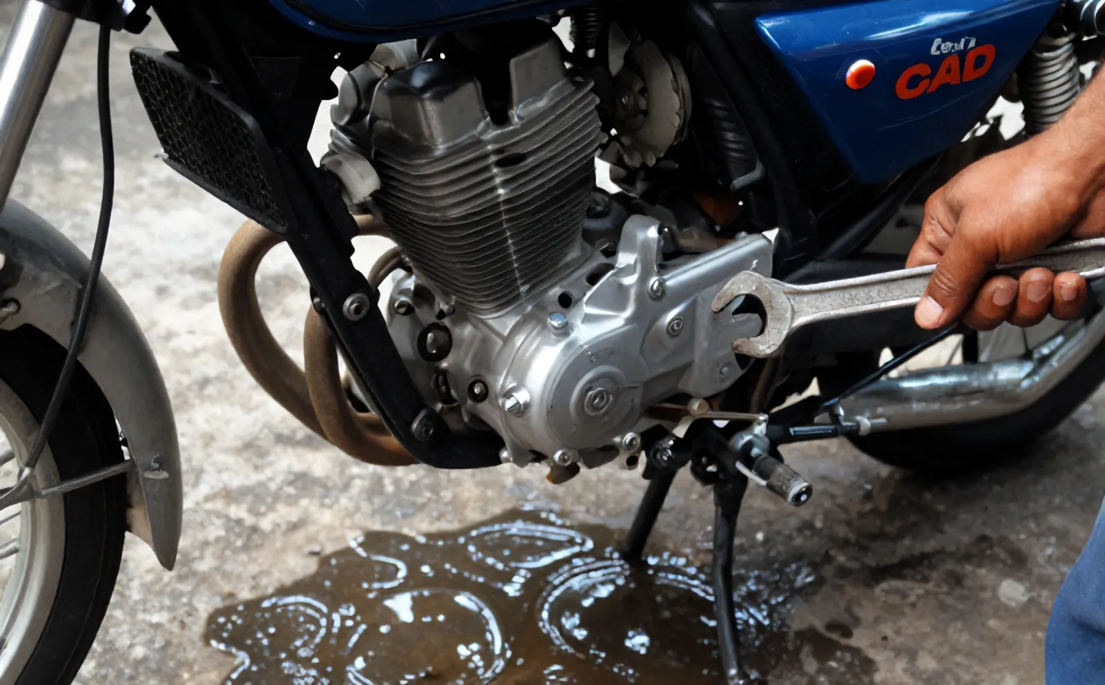 Oli lama mengalir dari mesin motor