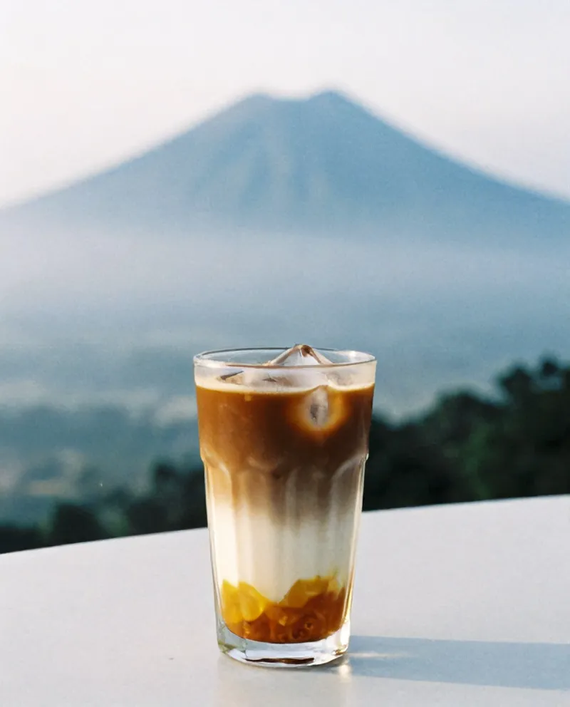 Es kopi susu gula aren berlapis di dalam gelas tinggi