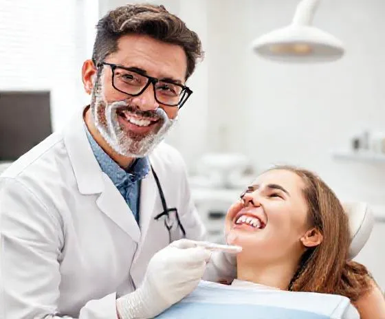 Dokter gigi dan pasien tersenyum