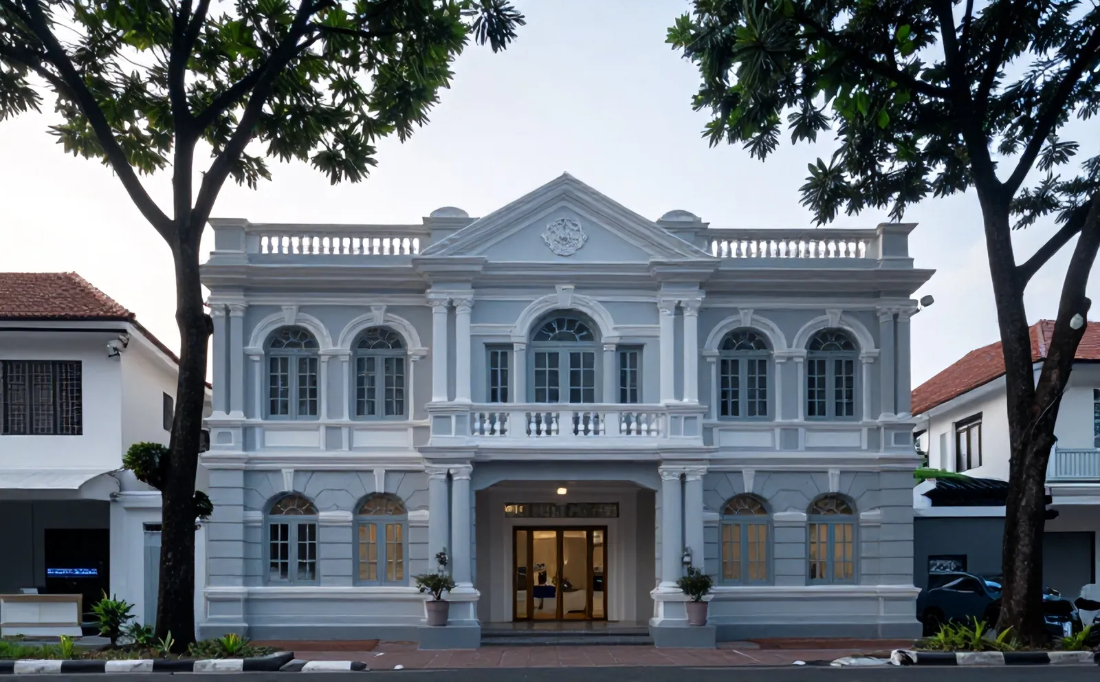 Rumah lama bergaya Belanda di jalan berpohon Surabaya