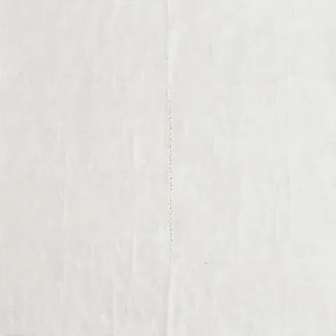 Kain mori putih dengan sketsa pensil dan garis malam pertama dari canting