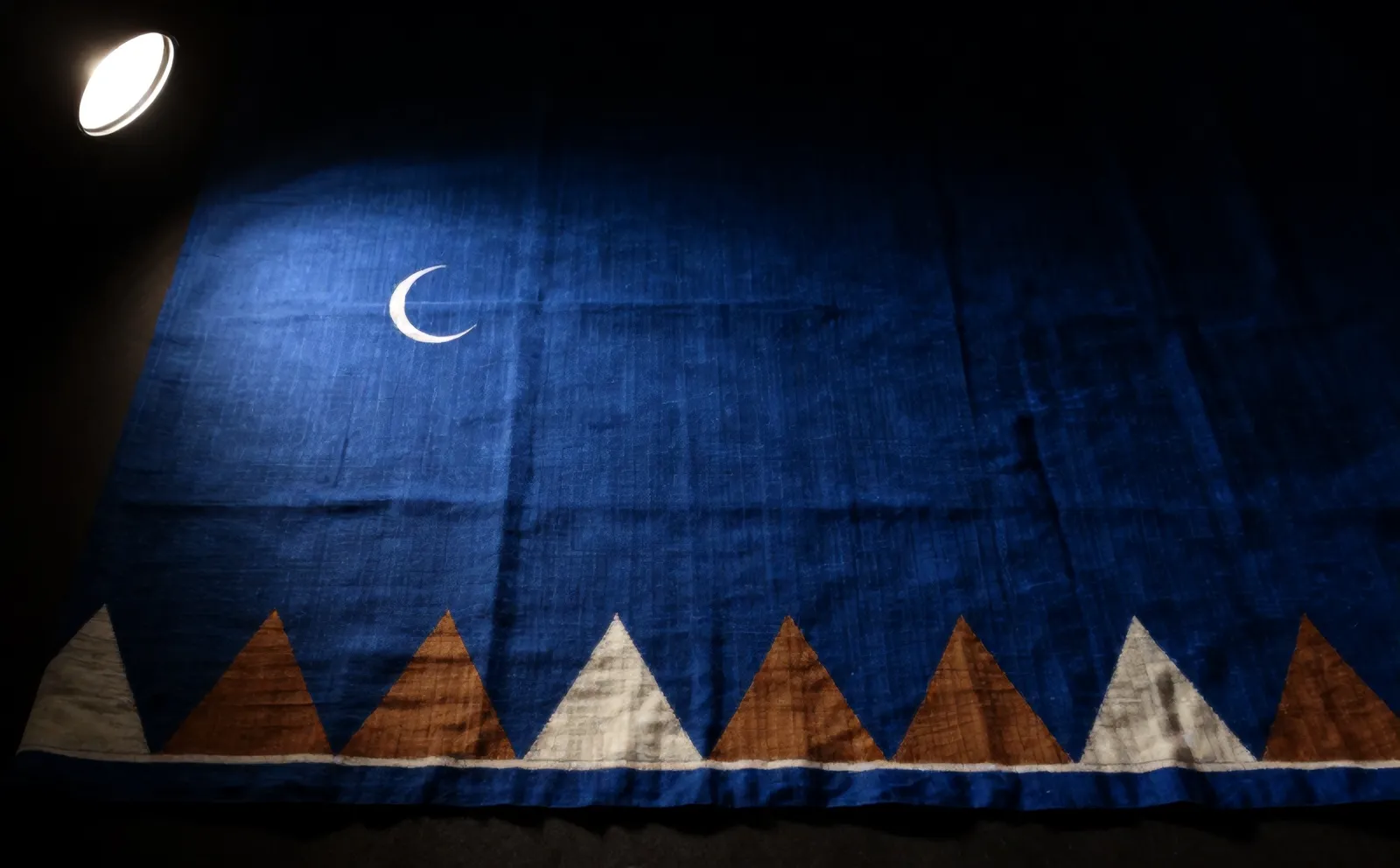 Detail motif Terang Bulan: bidang biru tua polos dengan tumpal di tepi bawah