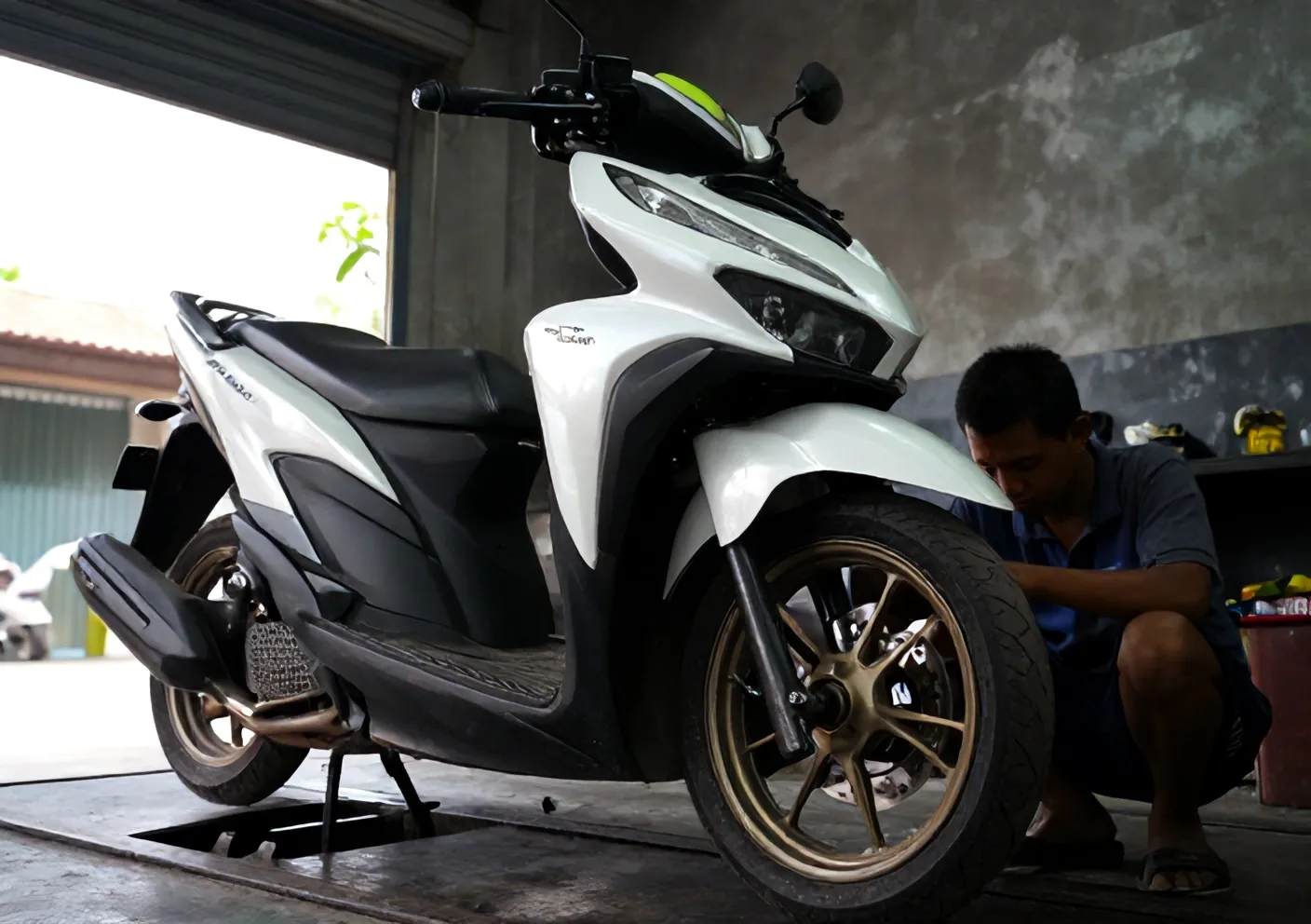 Honda Vario naik di lift motor, mekanik mengecek rem
