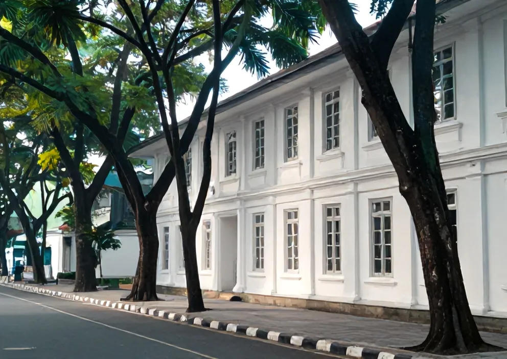Jl. Raya Darmo Surabaya dengan pohon trembesi dan rumah kolonial putih