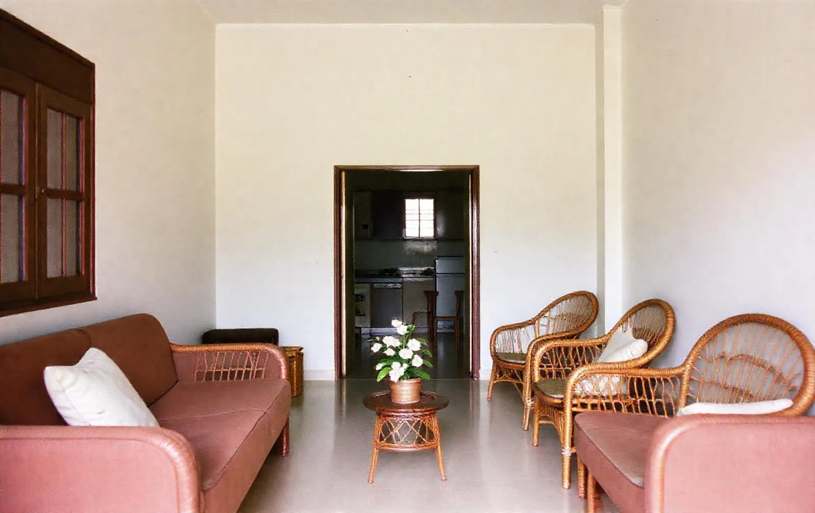 Ruang tamu bersama Wisma Melati dengan pintu ke dapur
