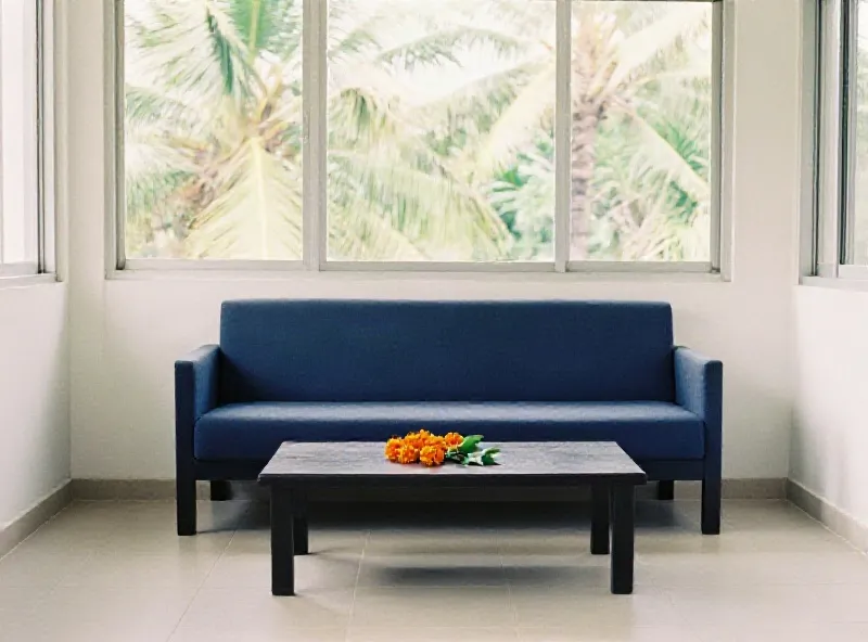 Ruang tamu dengan sofa dan meja rendah