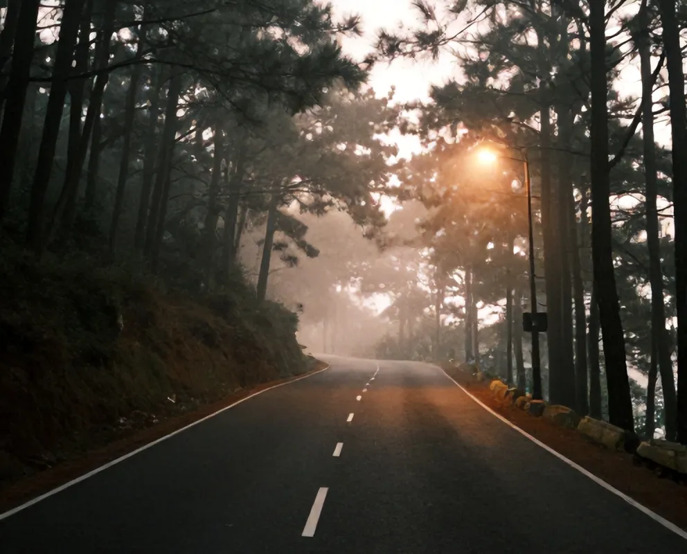 Jalan Kaliurang menanjak dalam kabut pagi