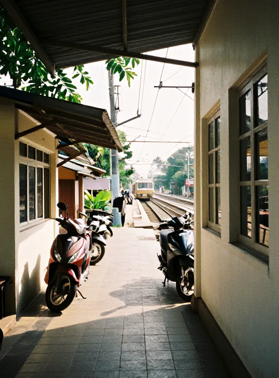 Gang sempit dengan motor terparkir menuju stasiun