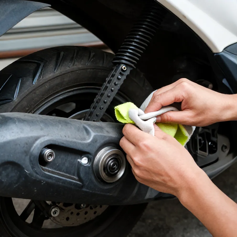 Cover CVT terbuka, belt dan pulley dibersihkan dengan lap