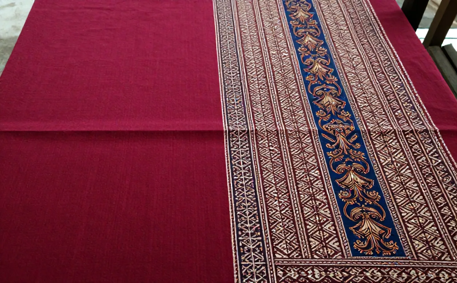 Kain batik Terang Bulan, separuh polos separuh bermotif