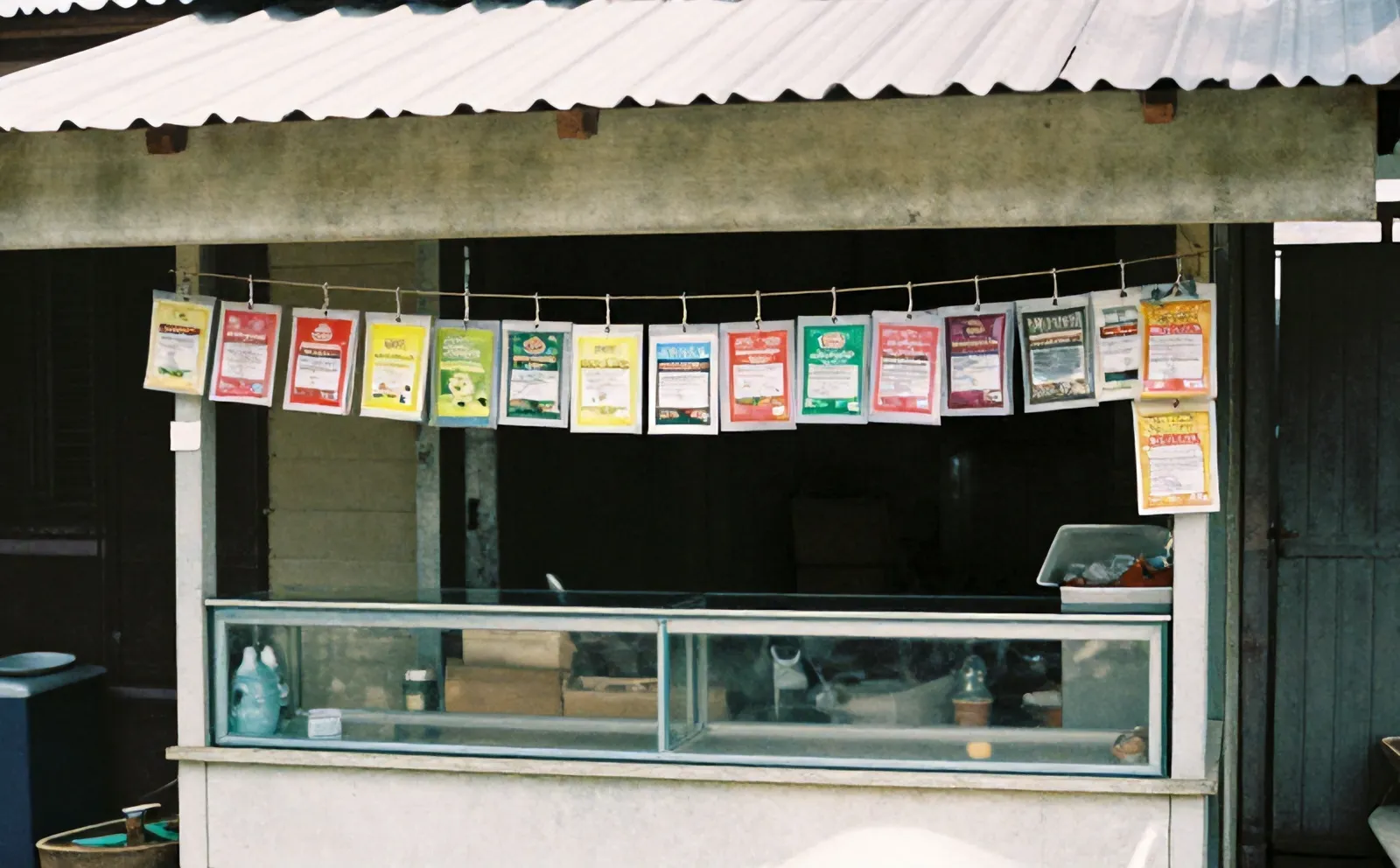 Warung kelontong dengan gantungan sachet di bawah kanopi