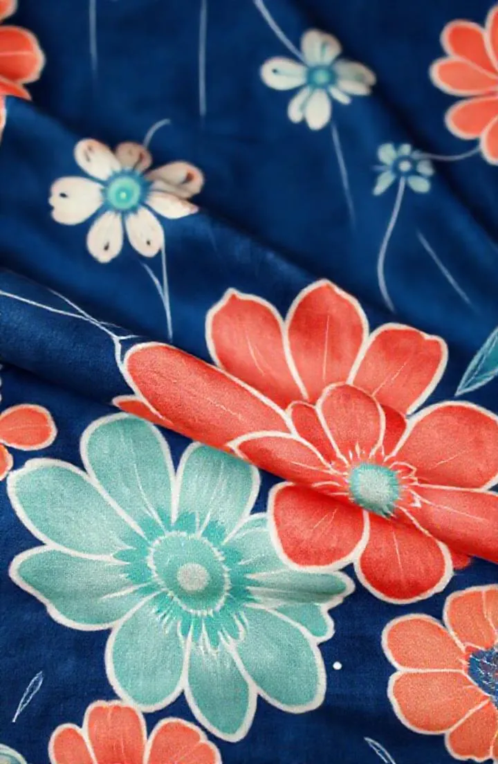 Kain batik tulis selesai setelah lorod, garis canting putih terlihat tajam
