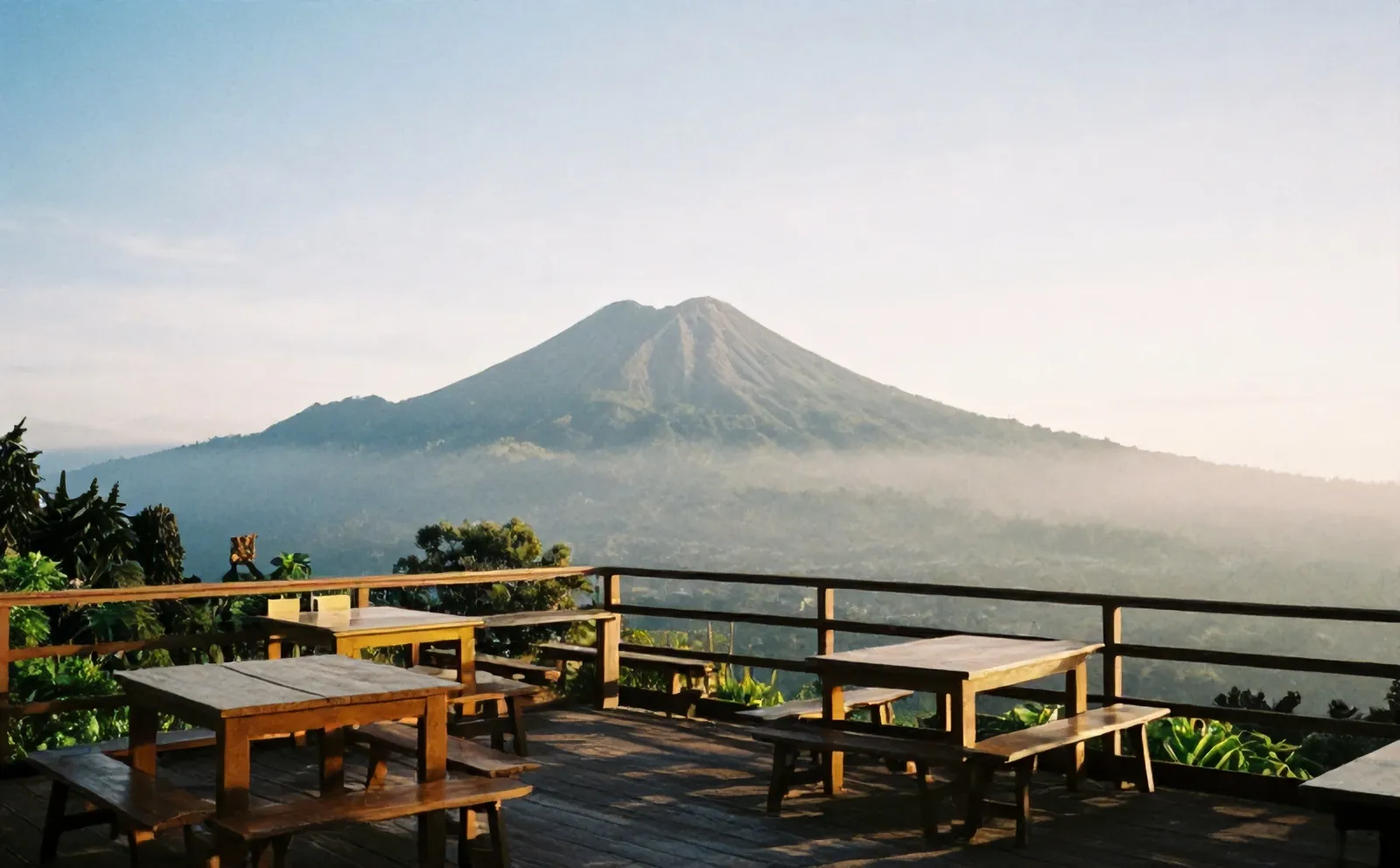 Kedai Kopi Lereng dan terasnya menghadap Merapi
