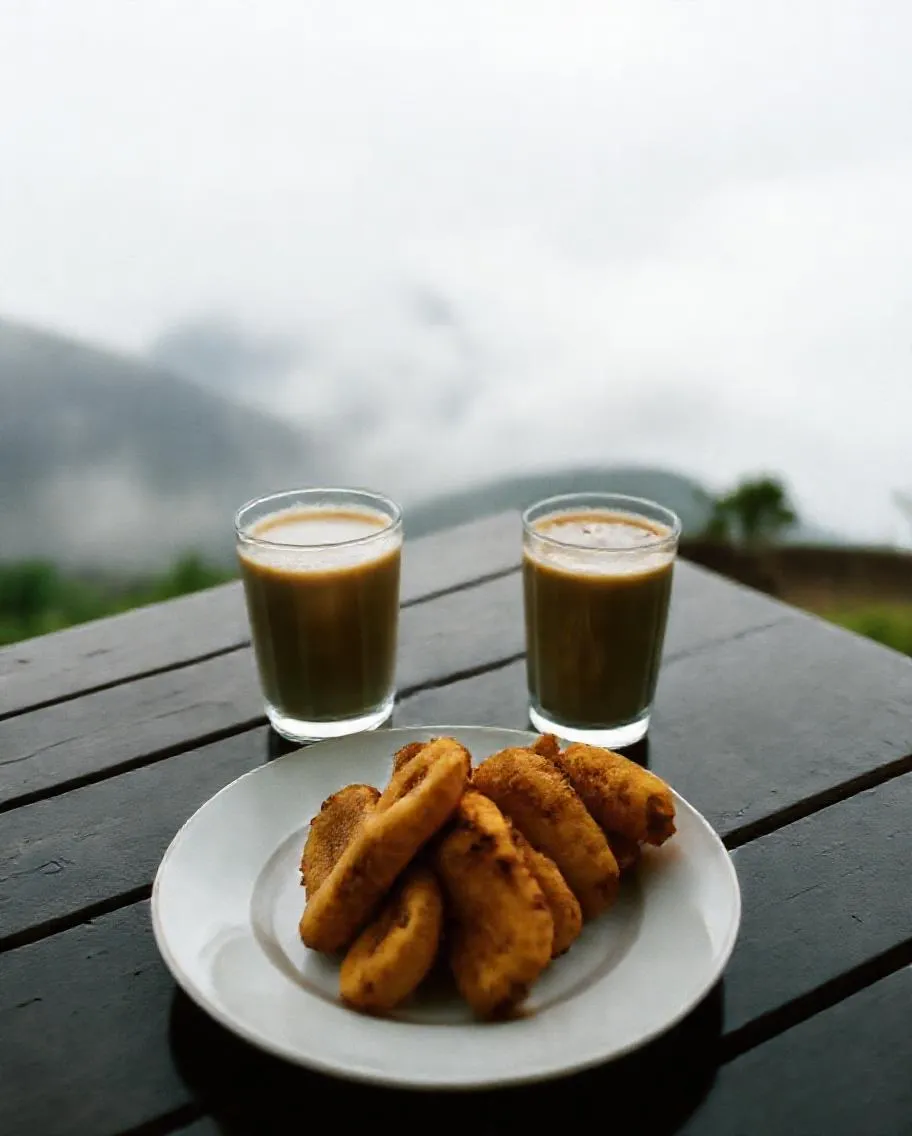 Pisang goreng dan es kopi susu gula aren di meja kayu