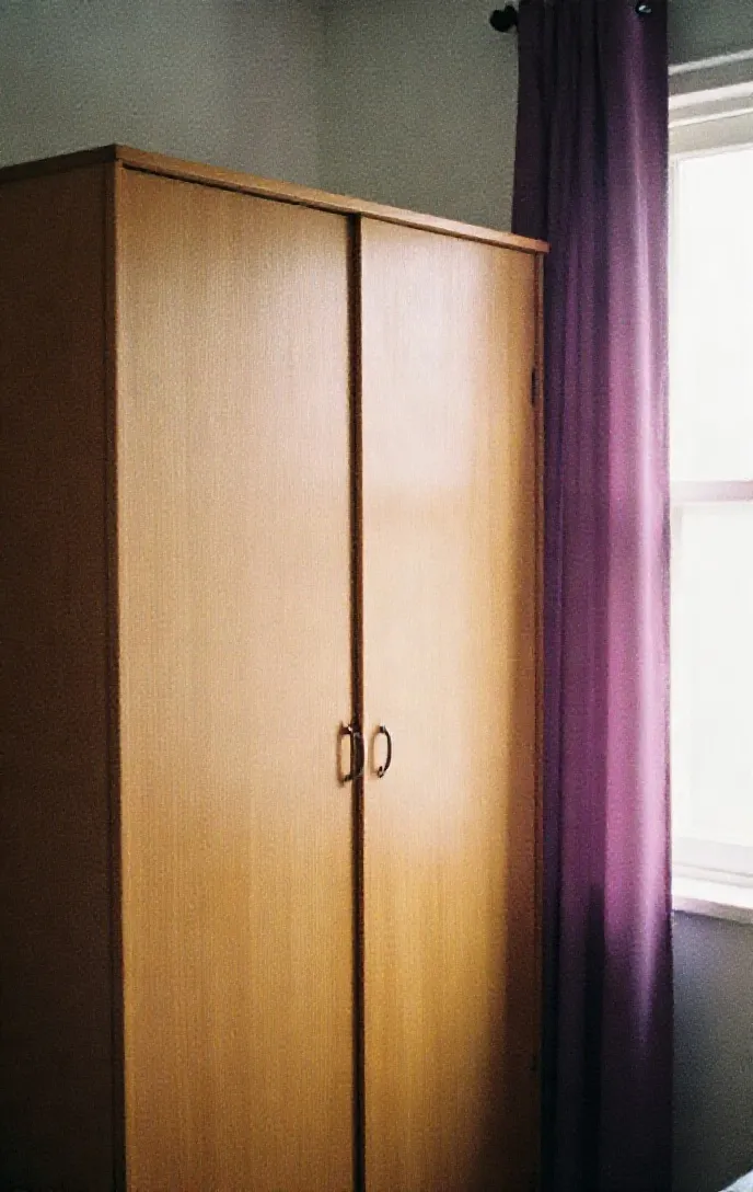 Lemari kayu di kamar kos