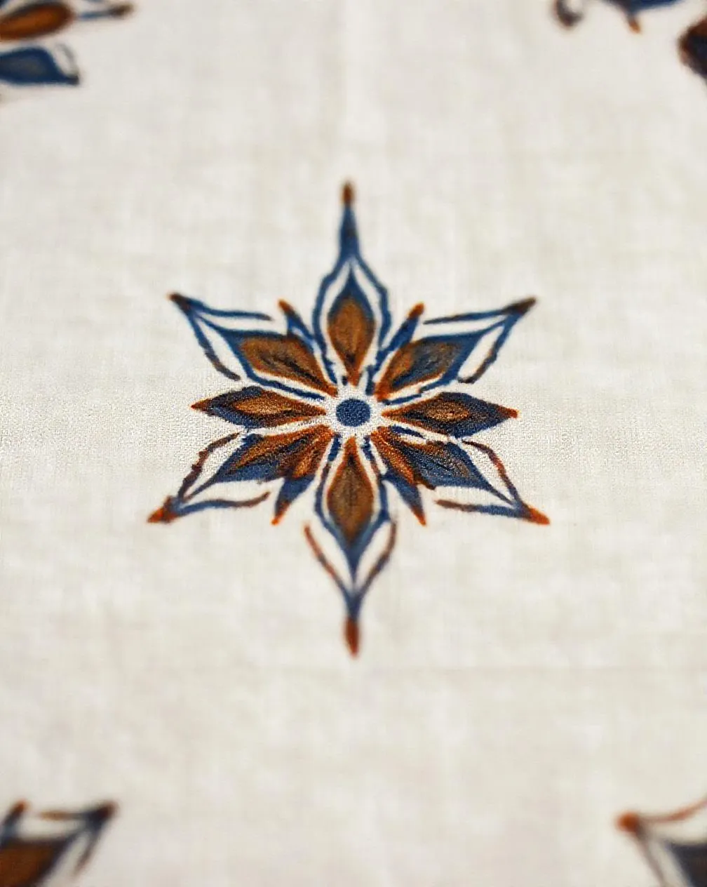 Kain batik tulis motif Jlamprang dengan garis canting halus