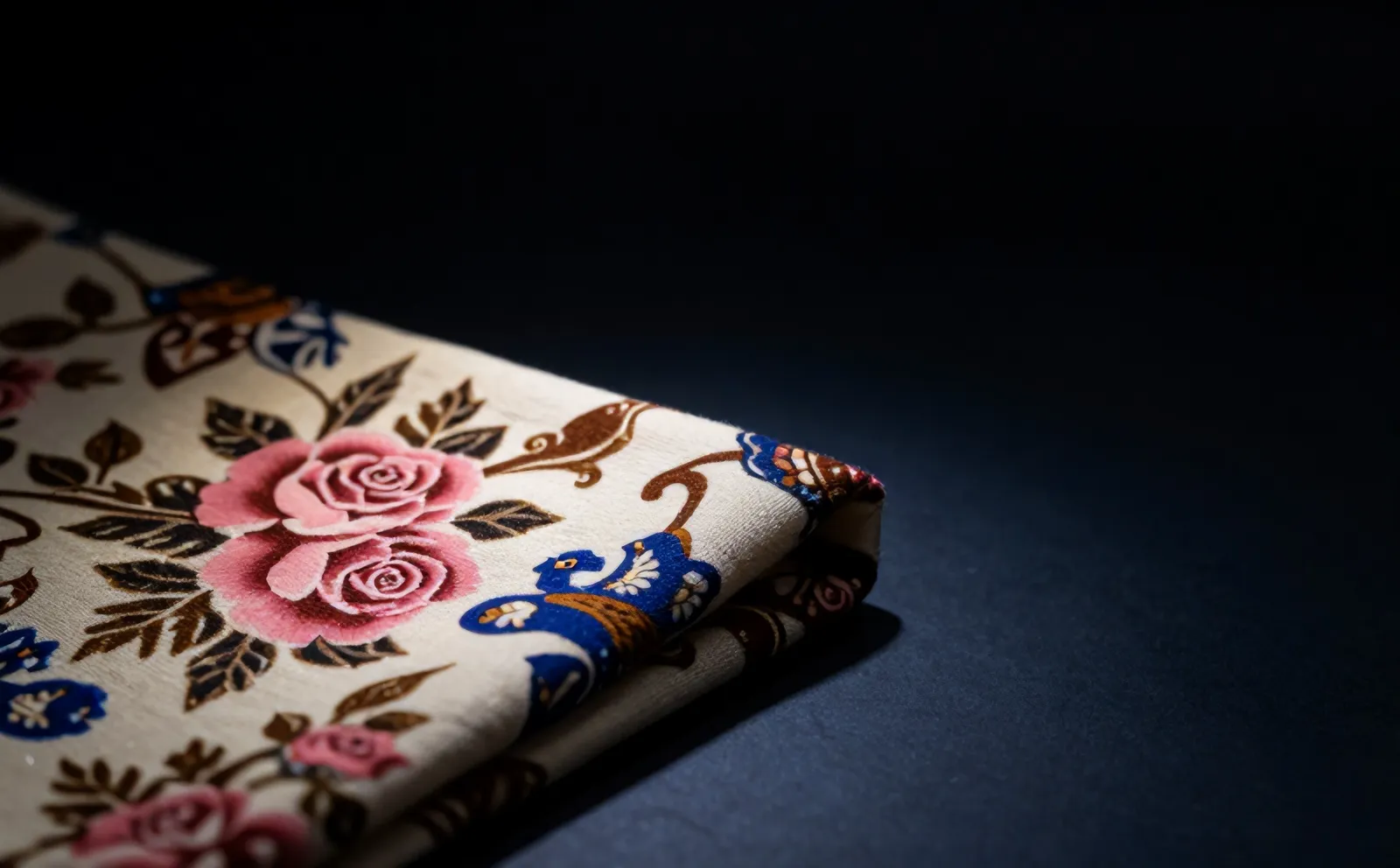 Detail motif Buketan: buket mawar dan burung kecil, merah muda dan indigo