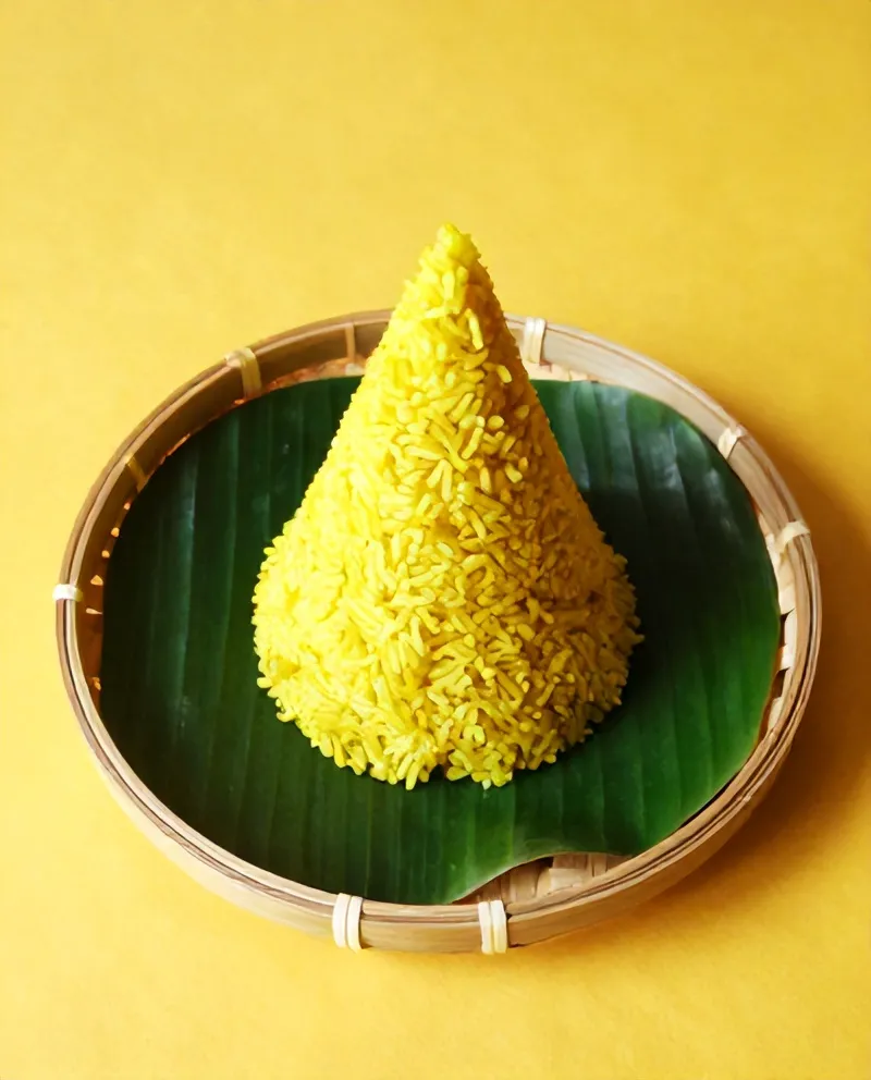 Tumpeng nasi kuning