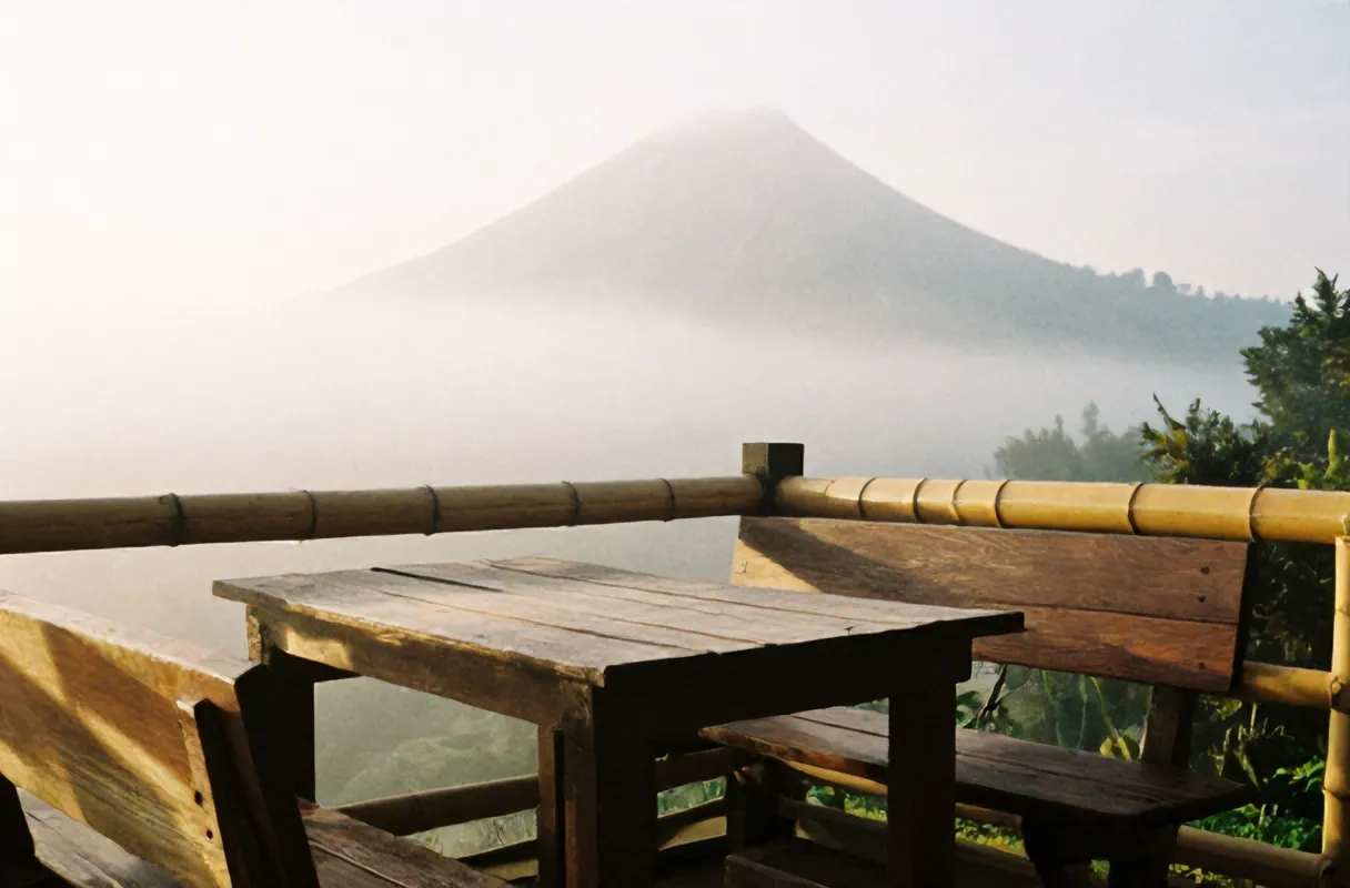 Bangku kayu di teras berkabut