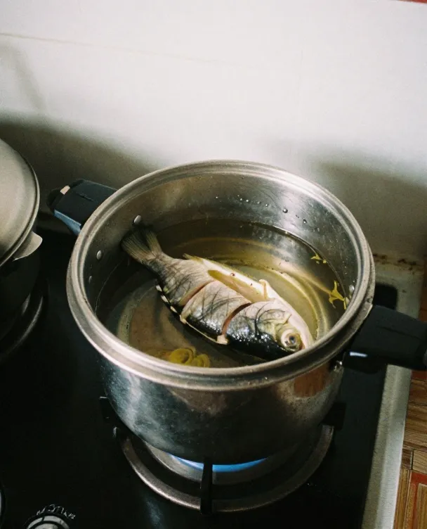 Bandeng dimasak dengan panci presto