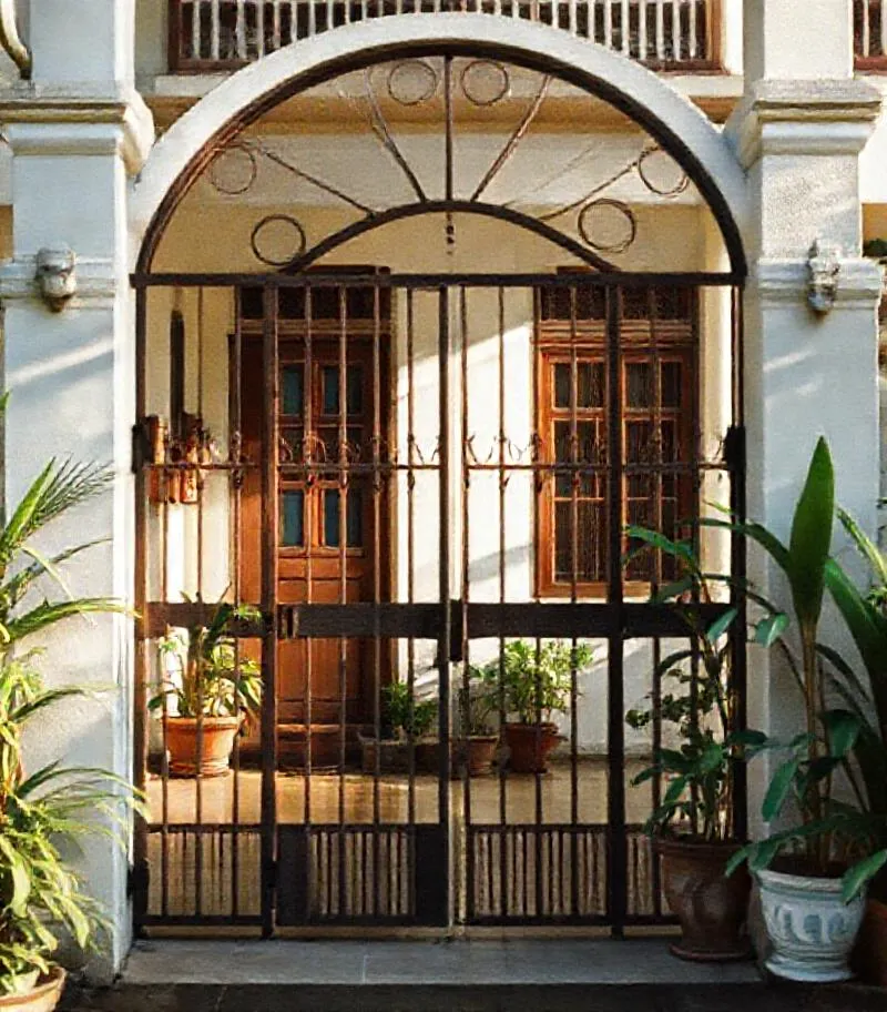 Teras dan gerbang Wisma Melati