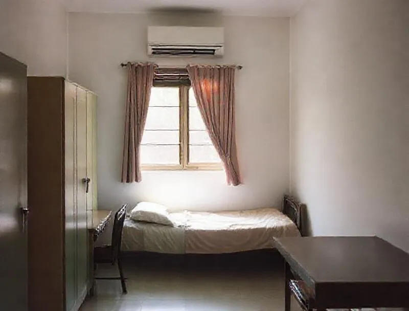 Kamar Wisma Melati dengan meja belajar
