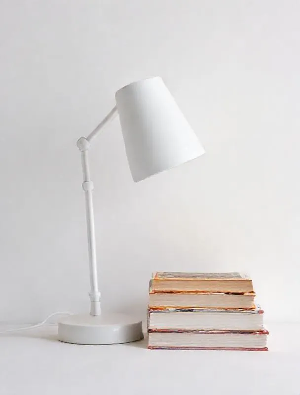 Lampu belajar dan tumpukan buku