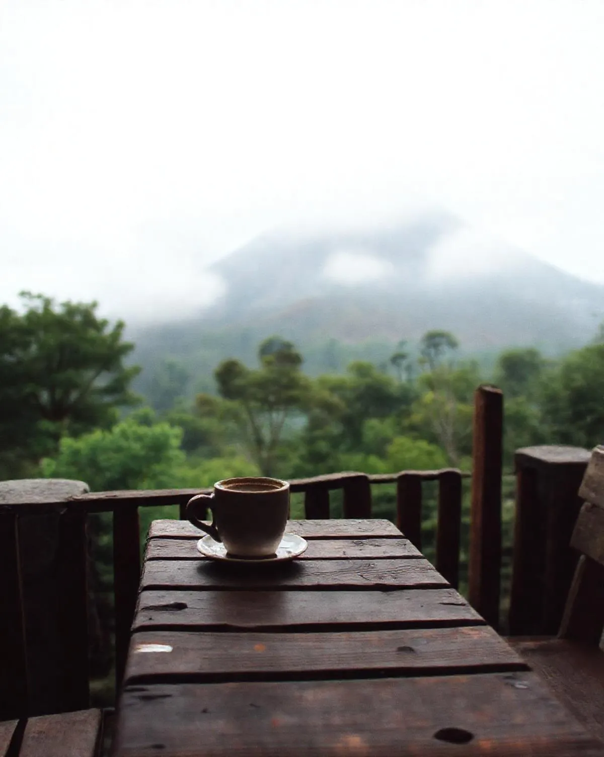 Teras kedai menghadap lereng Merapi berkabut